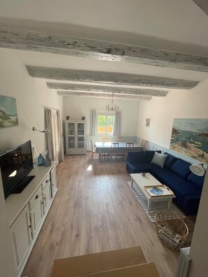 Télévision, baby-foot, livres