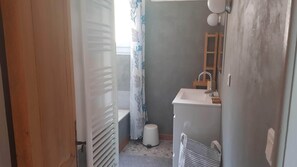 Baignoire, sèche-cheveux, papier toilette