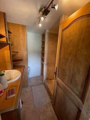 Bathtub, hair dryer, toilet paper - TWO HOUSES WITH SWIMMING POOL IN THE COUNTRYSIDE, ABSOLUTE CALM (CUERS)