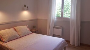 5 chambres, fer et planche à repasser, lit parapluie, draps fournis