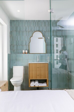 Apartamento | Baño | Ducha, artículos de higiene personal gratuitos y secador de pelo
