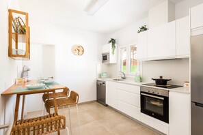 Een koelkast, een microgolfoven, een oven, een kookplaat