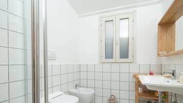 Familienapartment, 2 Schlafzimmer | Badezimmer | Dusche, kostenlose Toilettenartikel, Haartrockner, Bidet