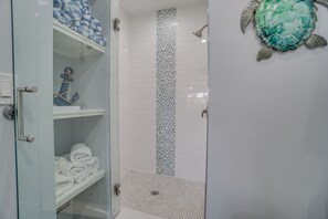 Duschwanne, Haartrockner, Handtücher, Toilettenpapier