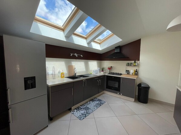 Fridge, microwave, oven, stovetop - Superbe Appartement Avec 2 Chambre - 9 Personnes - Parking Privé (Tain-l'Hermitage)