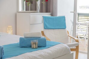 Tabla de planchar con plancha, wifi gratis y ropa de cama