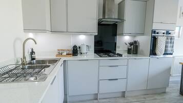 Cottage | Private kitchen | Fridge, dishwasher, cookware/dishes/utensils