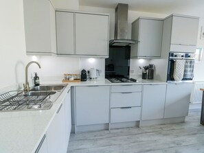 Cottage | Private kitchen | Fridge, dishwasher, cookware/dishes/utensils