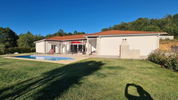 A house with a swimming pool, a covered patio, and a well-maintained lawn. - VILLA FOR 6 PEOPLE, POOL AND BBQ (Mioma)