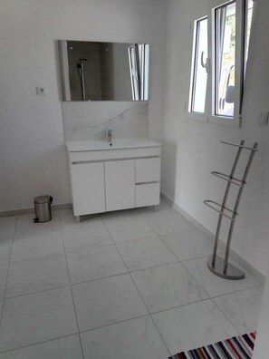 Douche, serviettes fournies