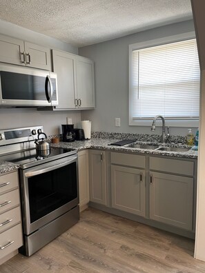 Frigorifero, microonde, forno, piano cottura