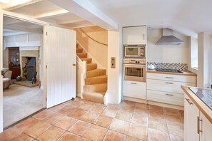 House | Private kitchen | Fridge, microwave, oven, stovetop - Croft Cottage (Whitby)