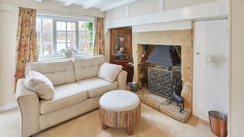 House | Living area | 32-inch flat-screen TV with digital channels, TV