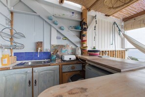 Kühlschrank, Ofen, Herdplatte, Wasserkocher mit Kaffee-/Teezubehör