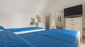 A bedroom with two beds, a TV, a dresser, and a mirror. - 2210 Villa Sergi by Perle di Puglia (Gagliano del Capo)