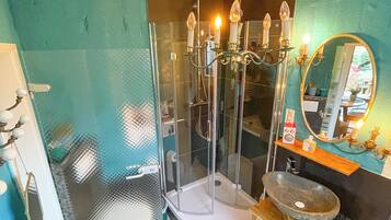 Badewanne, Haartrockner, Bademäntel, Handtücher