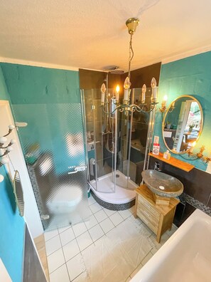 Badewanne, Haartrockner, Bademäntel, Handtücher
