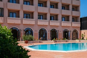 Seasonal outdoor pool, pool loungers