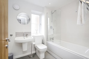 House | Bathroom | Combined shower/tub, towels