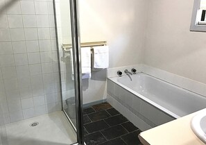 Design Townhome | Bathroom - Cosy AffordableGetaway Wifi Netflix Wine (Loch Sport)