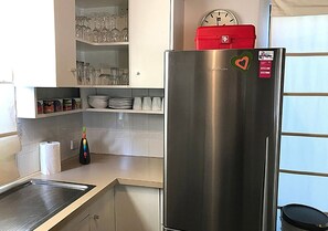 Design Townhome | Private kitchen | Fridge, microwave, oven, stovetop - Cosy AffordableGetaway Wifi Netflix Wine (Loch Sport)