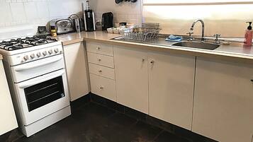 Design Townhome | Private kitchen | Fridge, microwave, oven, stovetop