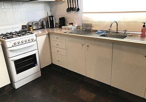 Design Townhome | Private kitchen - Cosy AffordableGetaway Wifi Netflix Wine (Loch Sport)