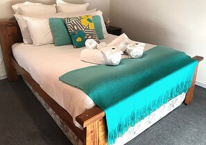 Design Townhome | 3 bedrooms, individually decorated, individually furnished, desk - Cosy AffordableGetaway Wifi Netflix Wine (Loch Sport)