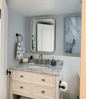 Combined shower/bathtub, jetted bath, hair dryer, towels