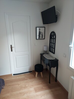 Interior - Detached single-storey house 50 m2 with small enclosed garden. (Etables sur mer)