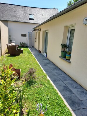 Terrace/patio - Detached single-storey house 50 m2 with small enclosed garden. (Etables sur mer)