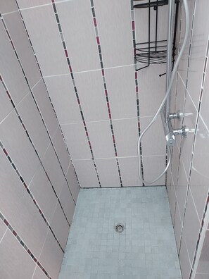 Dusche, Haartrockner, Handtücher, Toilettenpapier