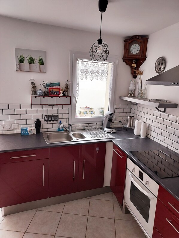 Fridge, microwave, oven, stovetop - Detached single-storey house 50 m2 with small enclosed garden. (Etables sur mer)