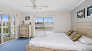 3 bedrooms, iron/ironing board, WiFi, bed sheets - Esplanade Townhouse 4-209 Only 50m to Beach (Torquay)