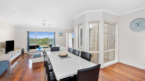 Dining - Esplanade Frontage 4-209 (Torquay)