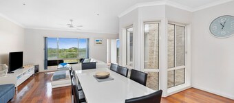 Esplanade Townhouse 4-209 Only 50m to Beach