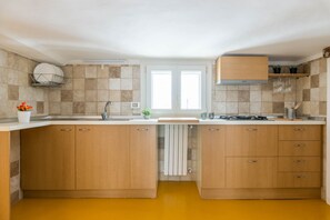 Jääkaappi, uuni, keittoastiat/astiat/ruokailuvälineet, ruokailupöytä