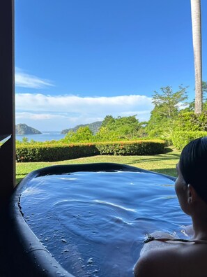 Outdoor spa tub