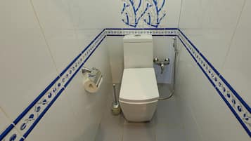 Luxury-Apartment | Badezimmer | Badewanne, kostenlose Toilettenartikel, Haartrockner, Hausschuhe