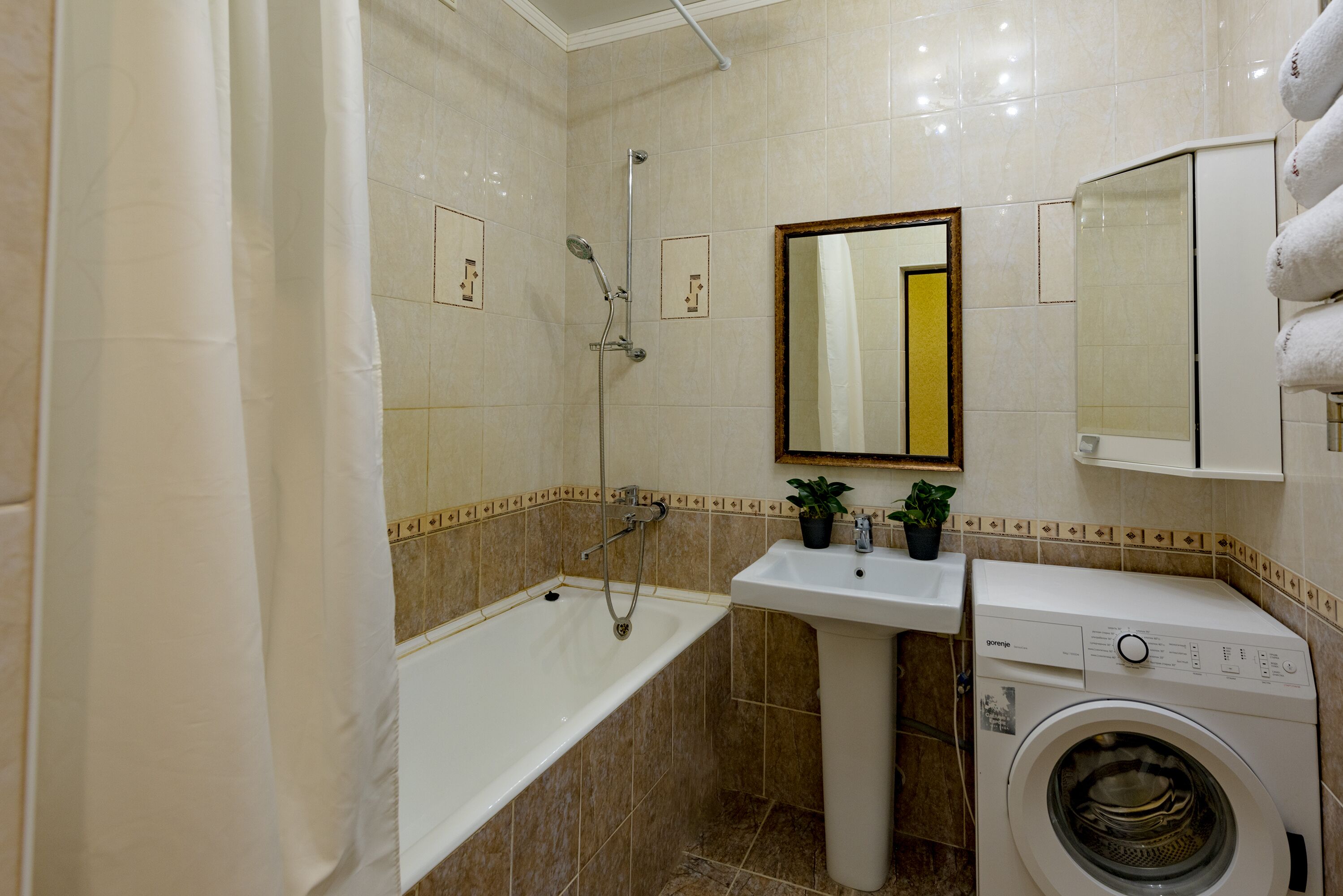 Luxury-Apartment | Badezimmer | Badewanne, kostenlose Toilettenartikel, Haartrockner, Hausschuhe