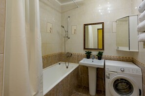 Luxury Condo | Bathroom | Bathtub, free toiletries, hair dryer, slippers - InnDays Podolsk Sverdlova 36a (Podolsk)