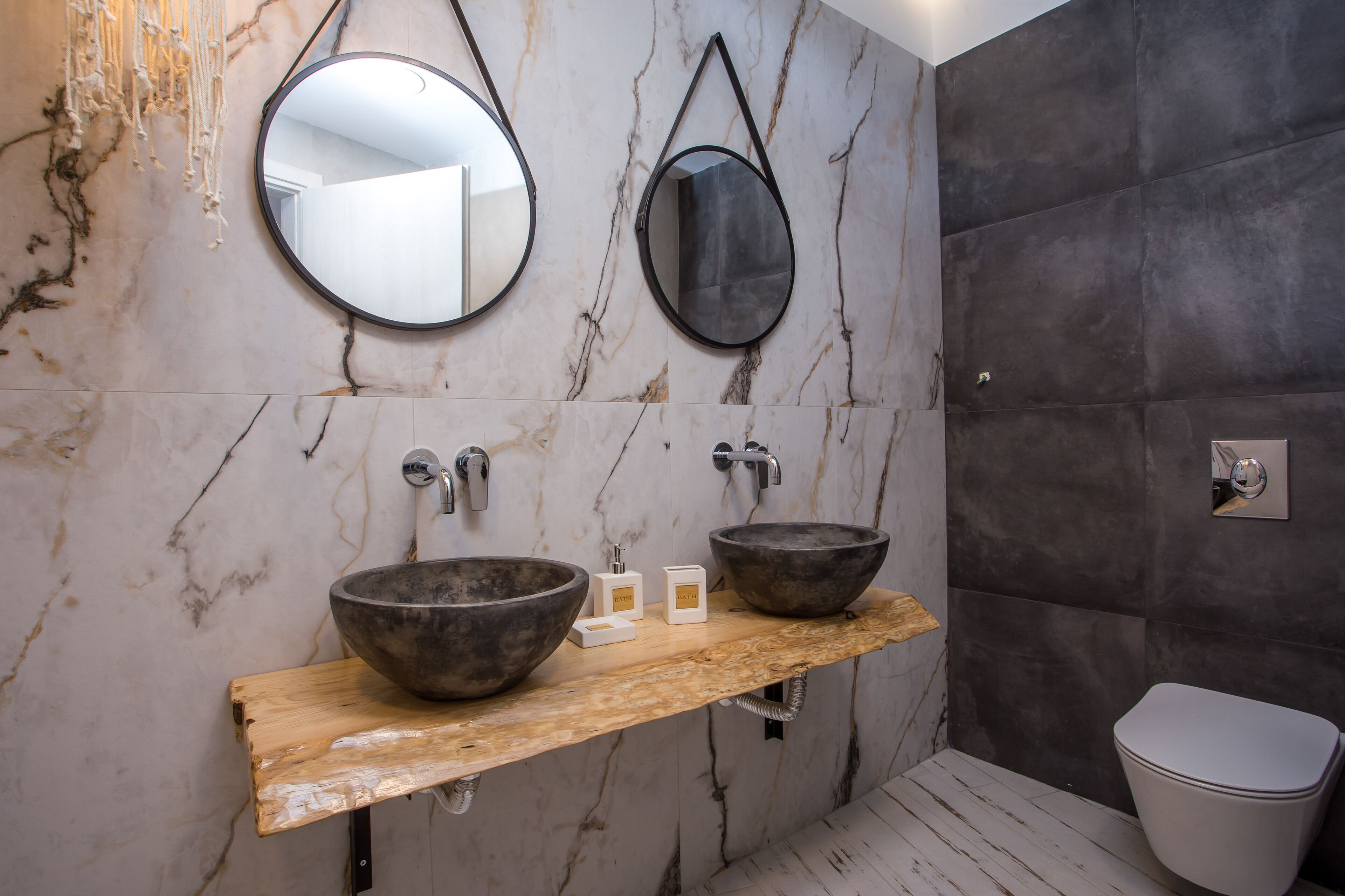 Junior Suite with Side Sea View | Badezimmer | Dusche, Regendusche, umweltfreundliche Kosmetikartikel, Haartrockner