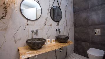 Junior Suite with Side Sea View | Badezimmer | Dusche, Regendusche, umweltfreundliche Kosmetikartikel, Haartrockner