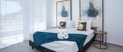 Junior Suite with Side Sea View | ห้องเก็บเสียง, Wi-Fi ฟรี, ผ้าปูที่นอน