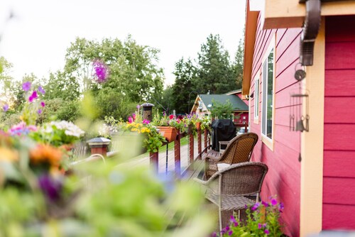 Spacious one bedroom plus Bungalow off O'Keefe Creek