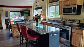 Jääkaappi, mikroaaltouuni, uuni, liesi