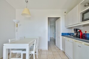 ثلاجة، ميكروويف، غسالة أطباق، ماكينة لصنع القهوة/الشاي