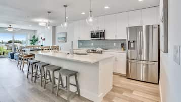 Een koelkast, een magnetron, een oven, een kookplaat