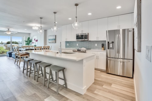 Madeira Del Mar 305 - Stunning Luxury Condo, Steps From The Beach