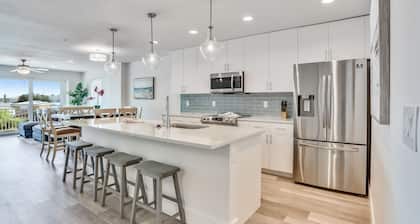 Madeira Del Mar 305 - Stunning Luxury Condo, Steps From The Beach